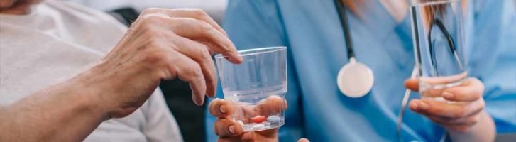 Как свидетельствует статистика, травмы позвоночника являются одними из наиболее распространенных и составляют не менее 60% от всех видов травм. К сожалению, подобные травмы зачастую приводят к инвалидности и поэтому лежачим больным необходим соответствующий уход. Даже если родственники имеют определенные навыки и знания в медицине, все равно за больными необходим профессиональный уход и лучше всего с этим может справиться медицинская сестра, имеющая высокую квалификацию. При этом совершенно неважно находится ли больной в стационаре, или же лечение проводится на дому и помощь медсестры переоценить в таких ситуациях очень сложно. Благодаря профессиональному уходу медицинских сестер, реабилитационные мероприятия для больных с травмами позвоночника существенно упрощаются, повышается уровень их физической активности и, в общем, улучшается качество жизни. Почему больному необходима помощь высококвалифицированной медсестры В данном случае нельзя пускать процесс на самотек, потому что необходимы специальные процедуры, способствующие улучшению состояния больного, а также нормализация психоэмоционального состояния, играющего во многом определяющую роль.  Роль медицинской сестры в реабилитации больных, имеющих травмы позвоночника, отмечают и сами доктора, ведь благодаря участию специалистов удается избежать осложнения и, в конце концов, вернуть больного к нормальной жизни. Назначаемый врачом реабилитационно-восстановительный комплекс мероприятий должен выполняться неукоснительно и в полной мере и только в этом случае остается надежда на положительный результат. Даже если травма связана с серьезными повреждениями и пациенту грозит инвалидность, благодаря эффективной реабилитации с участием медсестры сиделки, он может полностью себя обслуживать и вести активный образ жизни. Родственники больного должны понимать, что ему необходим соответствующий уход, поэтому нельзя полагаться на помощь тех, кто не имеет соответствующей квалификации, пусть даже это будет дешевле. На самом деле будущее больного с травмой позвоночника во многом зависит от того, насколько правильным будет процесс его реабилитации, так что не следует рисковать и пытаться сэкономить на этом, приглашая на роль сиделки тех, кто имеет об этом весьма отдаленное представление.